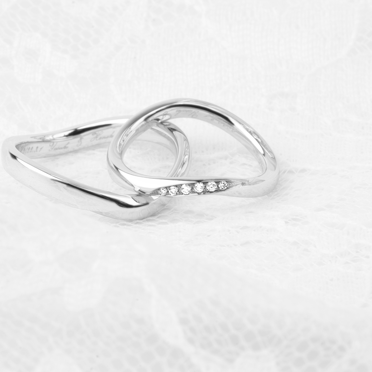 当店製作の結婚指輪に留まるメレダイヤモンドの様子