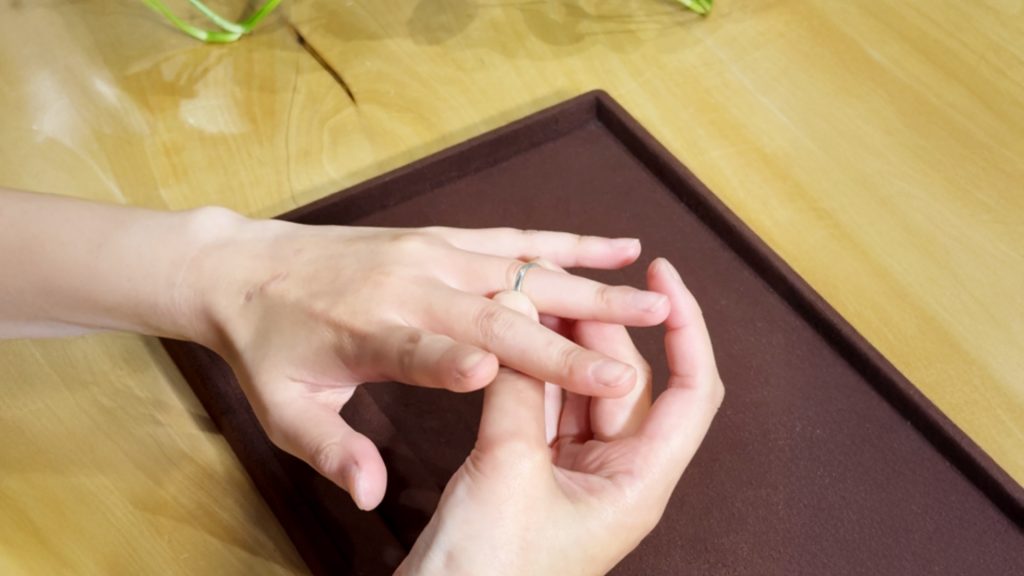 チャームスジュエリー 指輪がきついと感じたら?原因と正しいサイズ感・抜けない時の対処法を解説