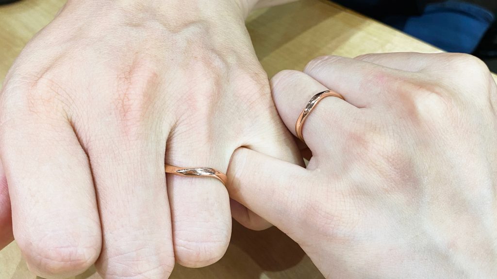 チャームスジュエリー ピンクゴールドの結婚指輪とは？マリッジリングとしての魅力・特徴・プラチナとの違い・人気デザインを紹介