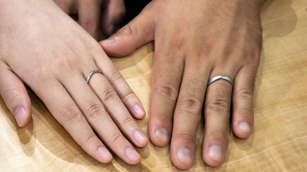 V字の結婚指輪とは？