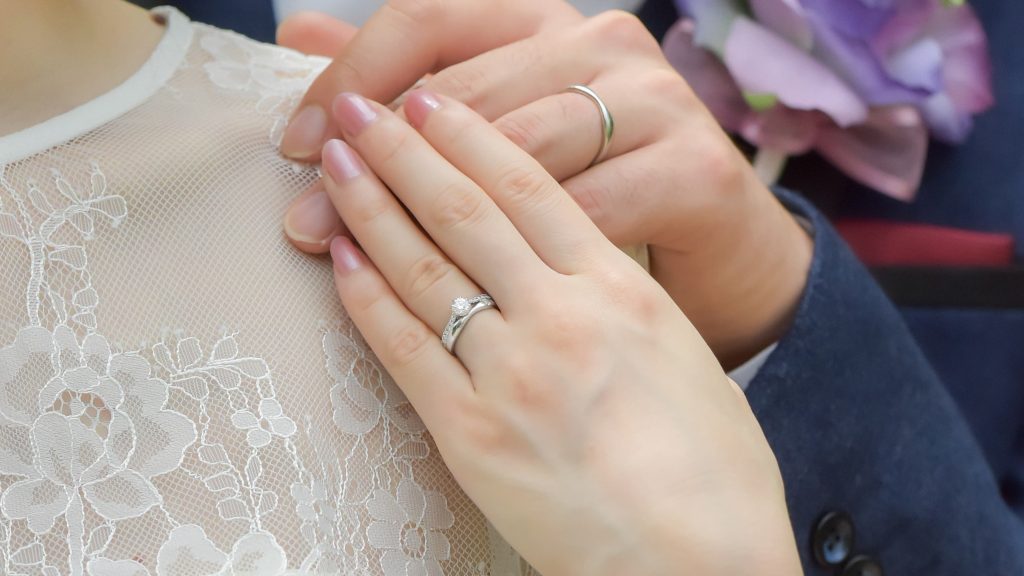 婚約指輪や宝石メインのリングと合わせるリング