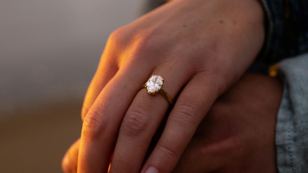 オーバルカットの婚約指輪の魅力