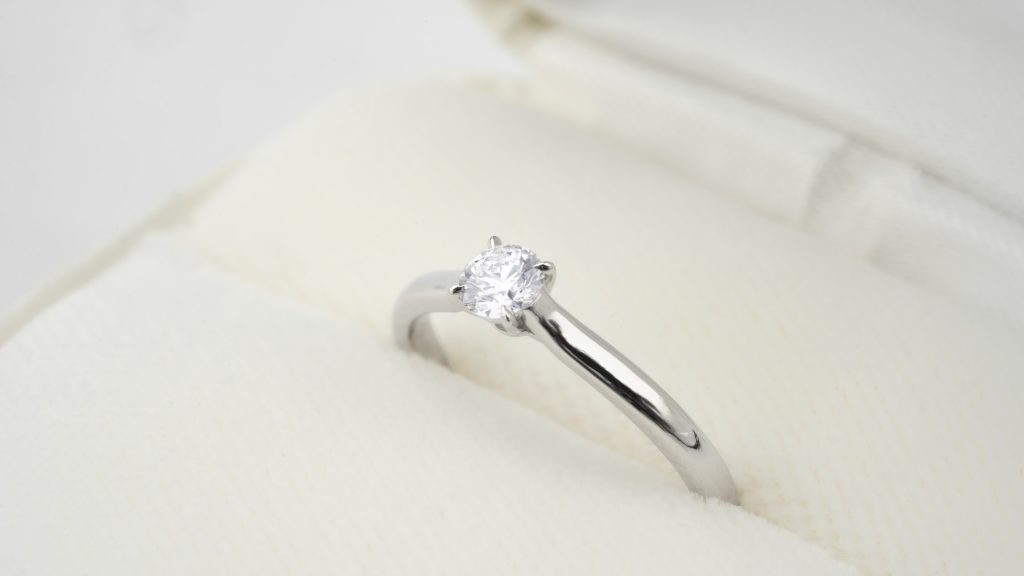 シンプルな婚約指輪とは、どういったデザインを指すのか？