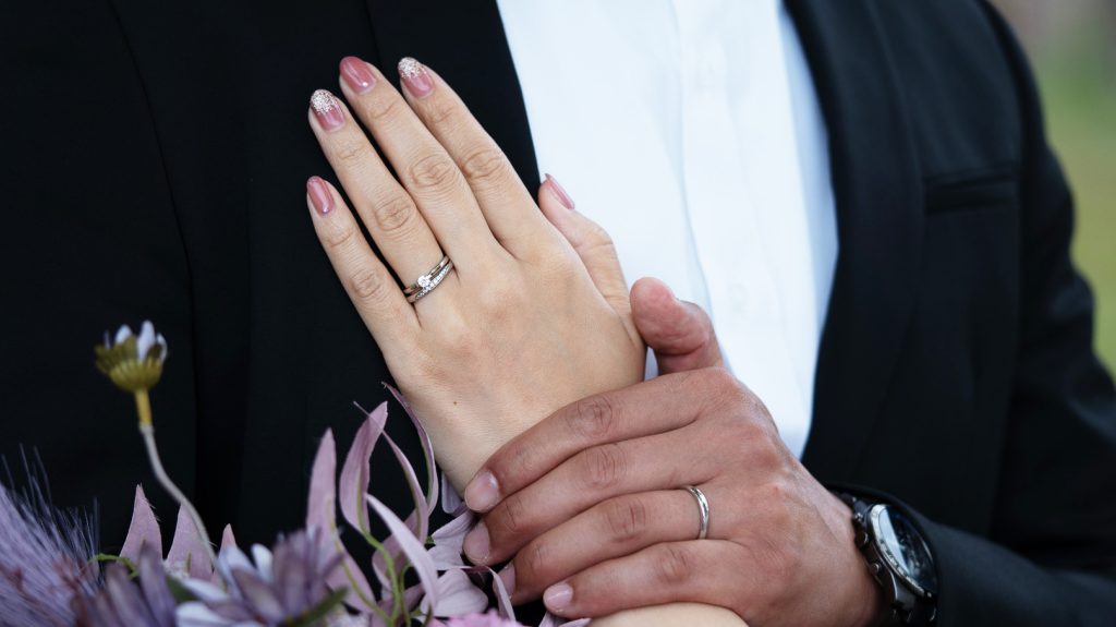 チャームスジュエリー 婚約指輪(エンゲージリング)はシンプルがいい?魅力・選び方・人気デザインまで丁寧に解説