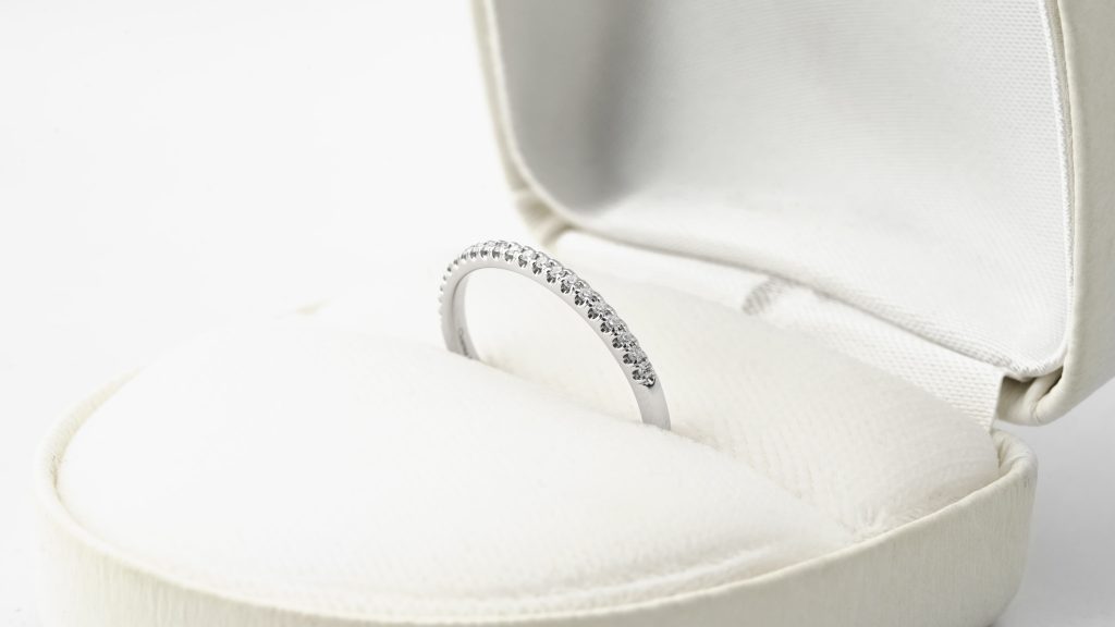 チャームスジュエリー ハーフエタニティリングとは?結婚指輪・婚約指輪に選ばれる理由と後悔しない選び方を解説