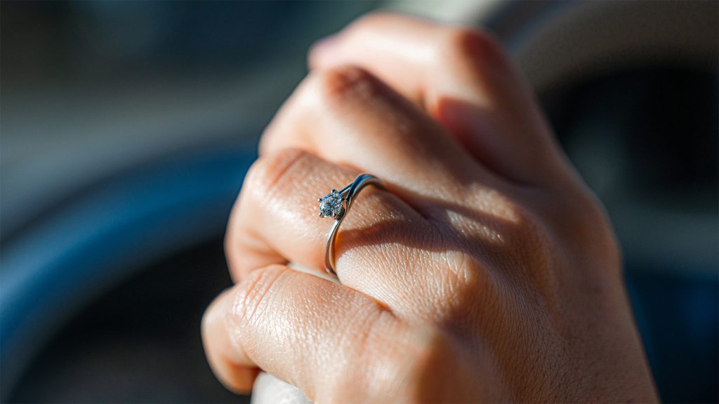 「普段使いを続けられて永く愛用できる」婚約指輪を選ぶためには？