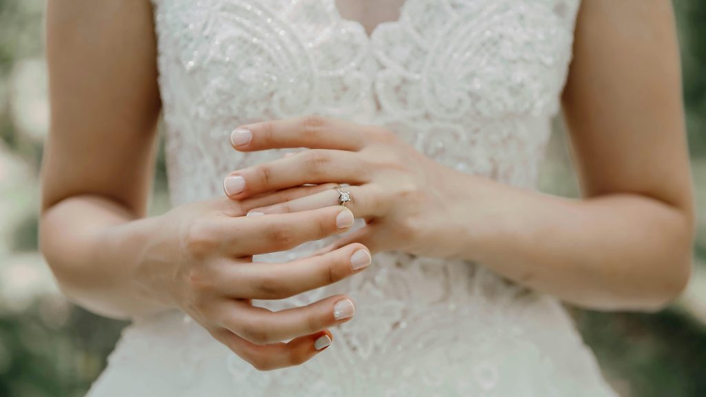 婚約指輪はどの指につけるの？