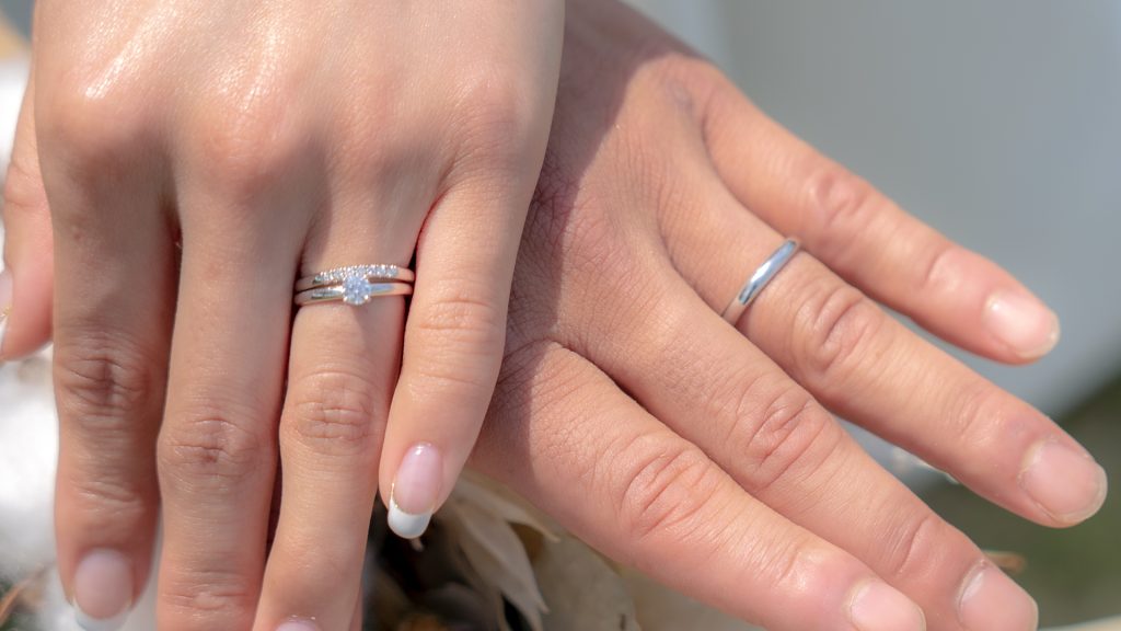 結婚指輪との重ね着けも意識しよう