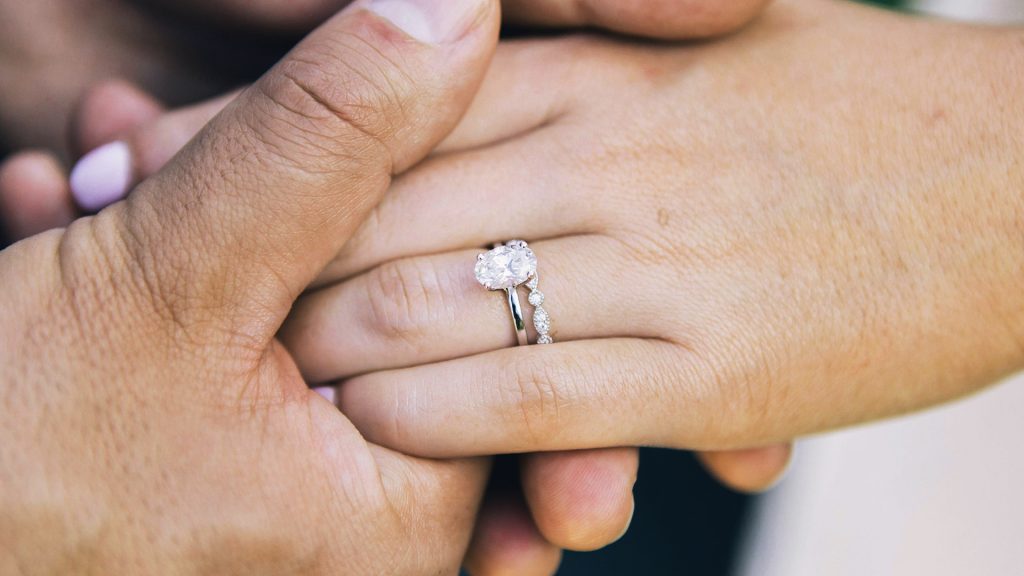 なぜ婚約指輪・結婚指輪にダイヤモンドが選ばれるのか？