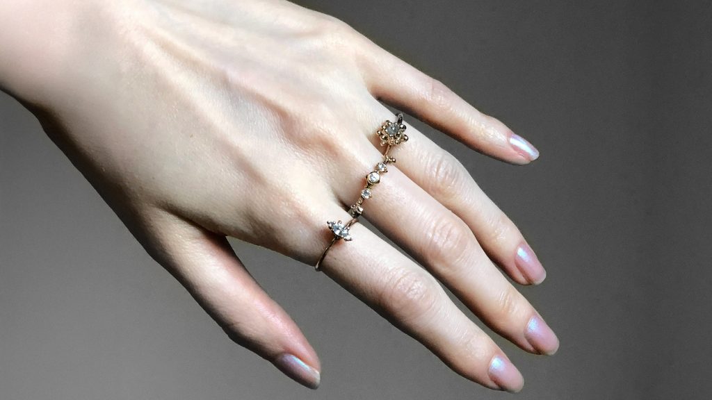 チャームスジュエリー 婚約指輪はどの指につける?左手薬指にリングを着ける意味やサイズ選びをわかりやすく解説