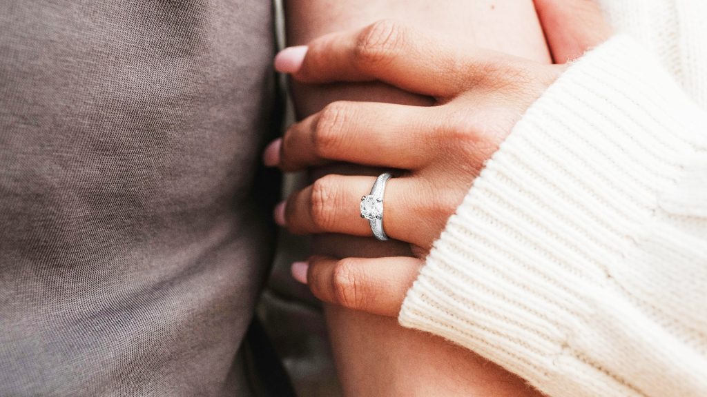 チャームスジュエリー 婚約指輪は普段使いできるのか？失敗しない選び方とポイント、おすすめのデザインを解説