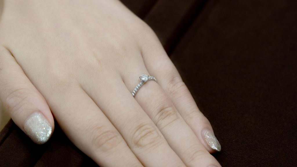 チャームスジュエリー 婚約指輪の選び方｜初めてでも失敗しないコツと予算別のポイントを徹底ガイド