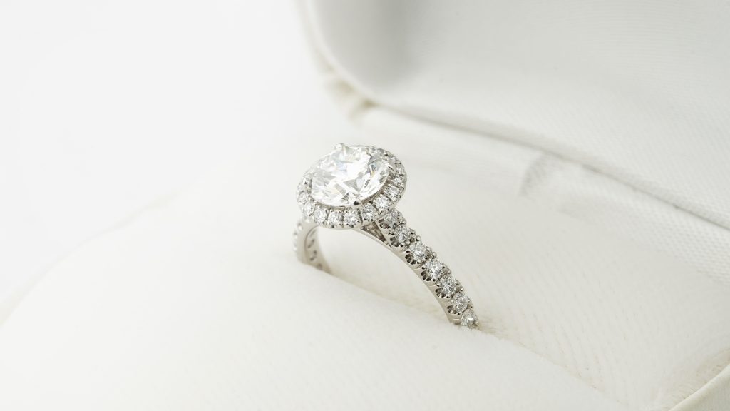 第2位|小粒ダイヤモンドの装飾