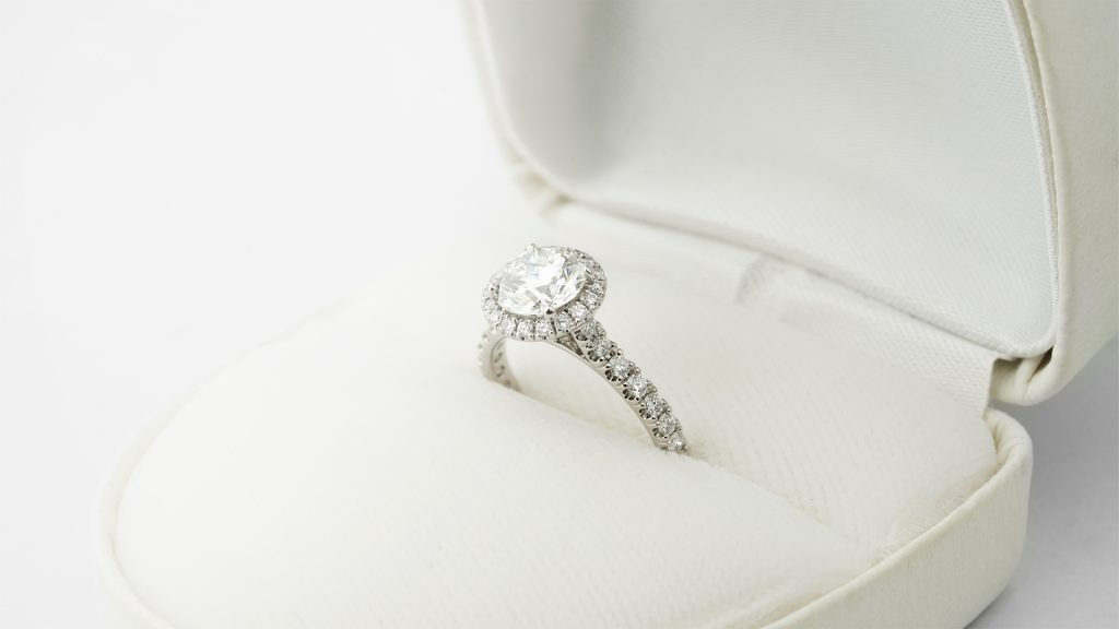 普段使いできる婚約指輪とは?