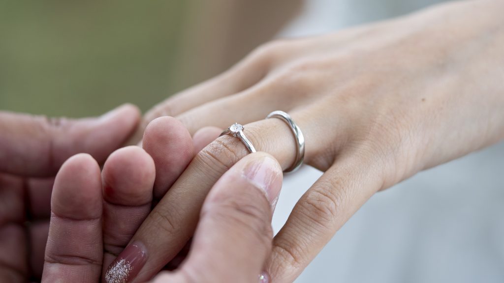 チャームスジュエリー 婚約指輪と結婚指輪の違いとは？「両方いるのか？」をわかりやすく解説｜意味・役割・選び方まで紹介
