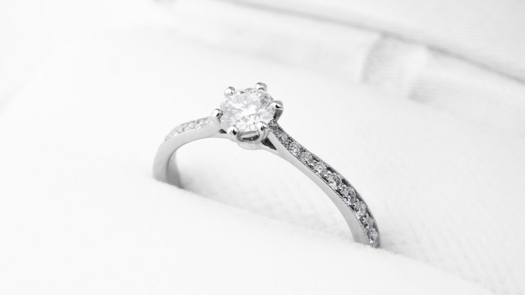 小粒ダイヤが上品にあしらわれたデザイン