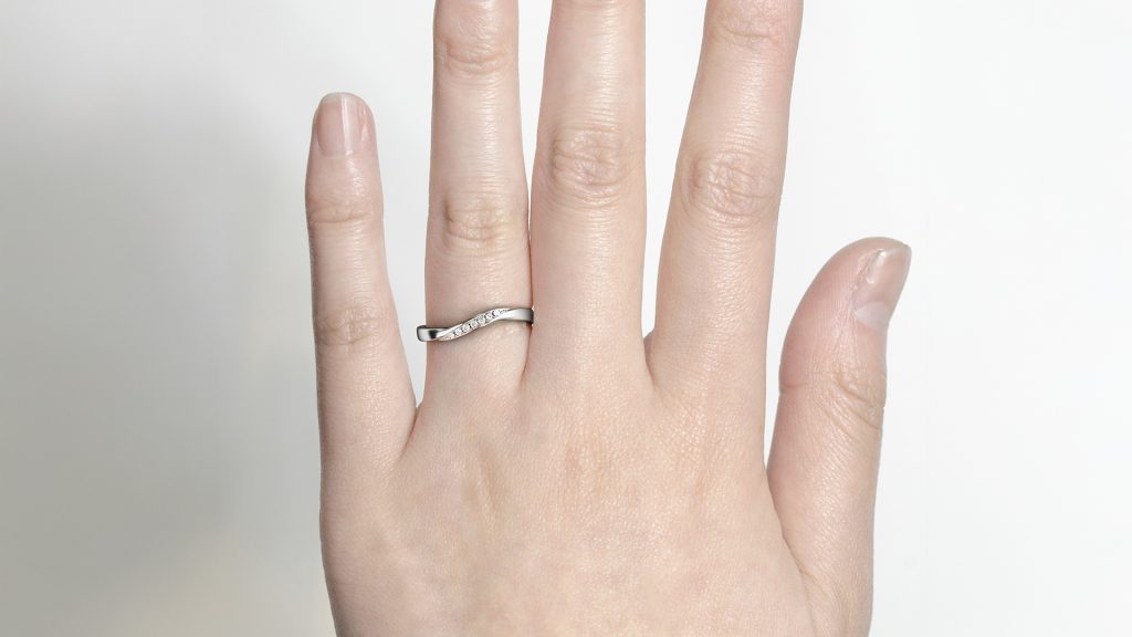 ダイヤモンドのあしらいがあるデザイン