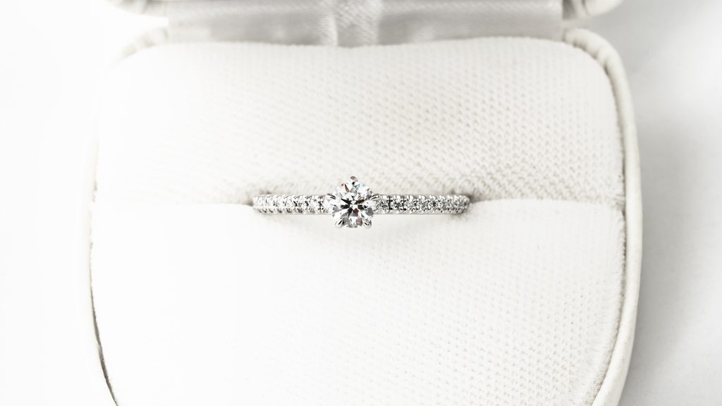 指輪の印象に華やかさを求める