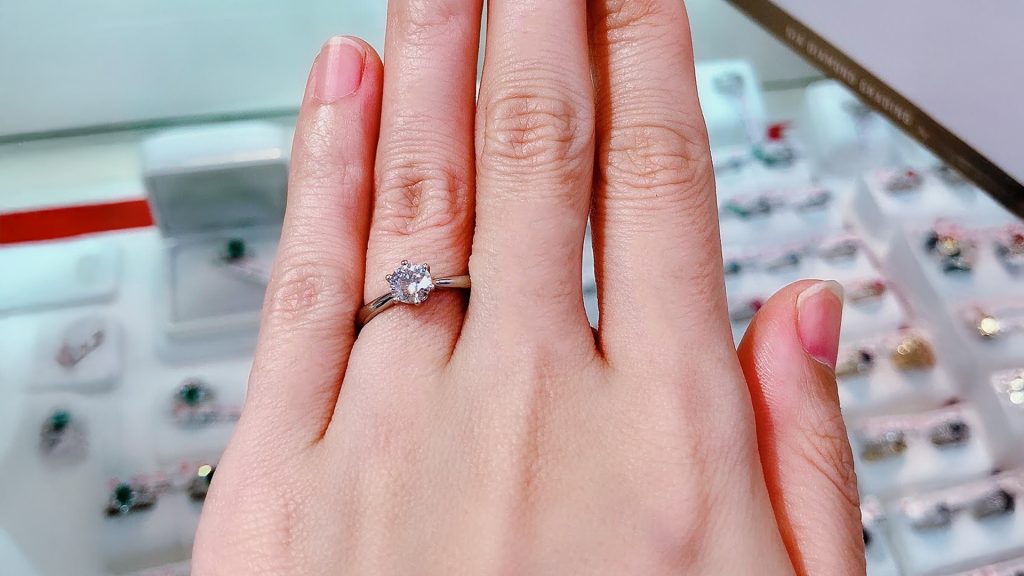 シンプルな婚約指輪が好きな人