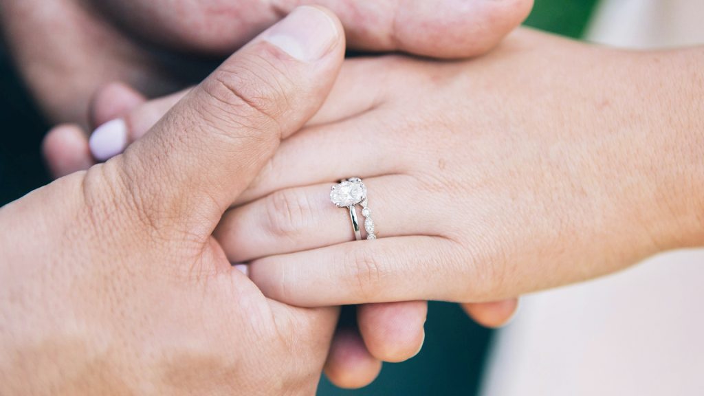 チャームスジュエリー 婚約指輪は50万円以上でどこまで選べる？買えるデザイン・ダイヤの大きさ・エンゲージリングの後悔しない選び方を解説