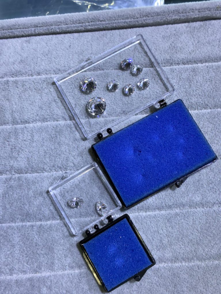 ダイヤモンドを見て回る